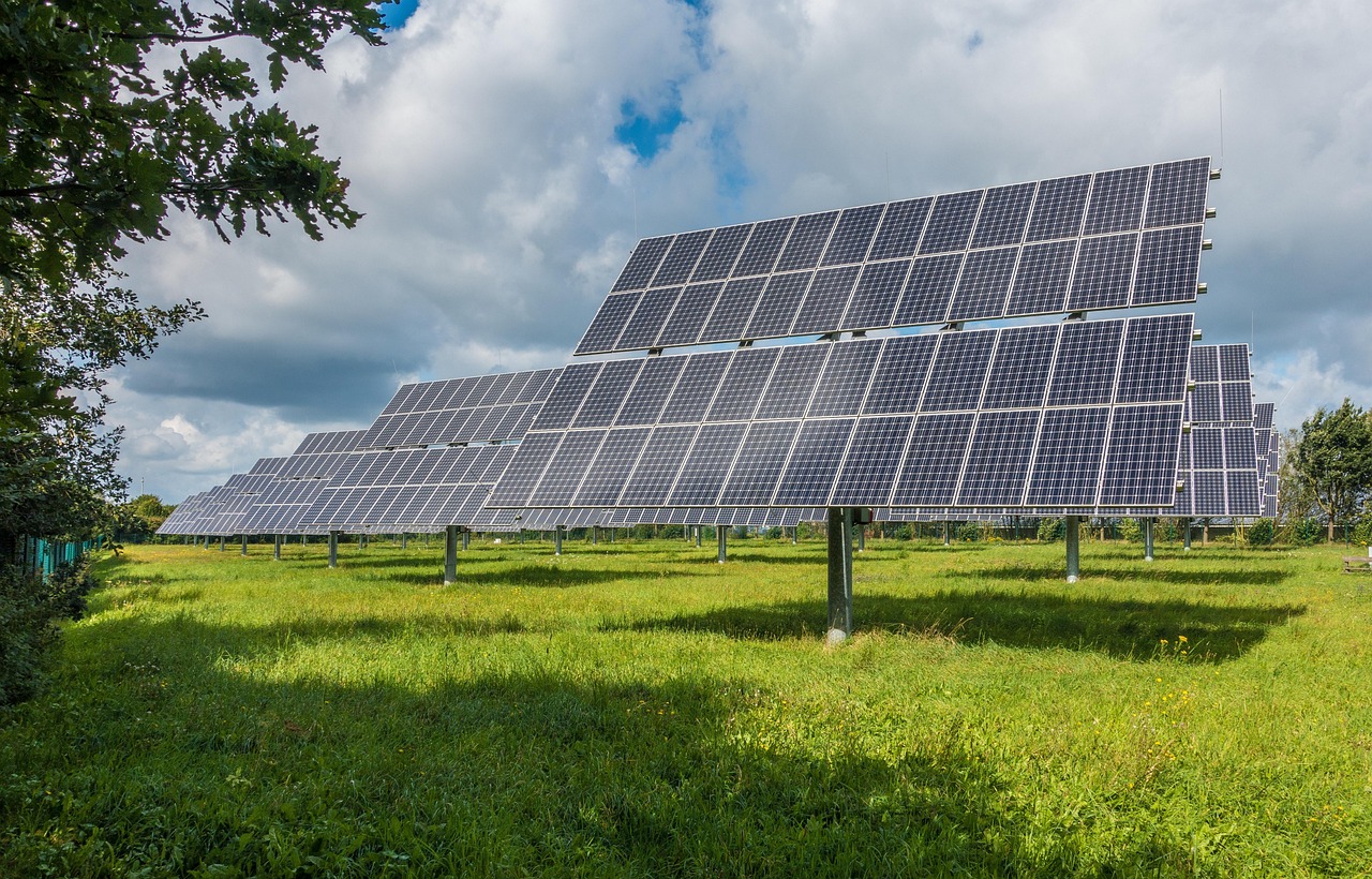 Moderne tuinhuisjes met geïntegreerde zonnepaneeldaken.