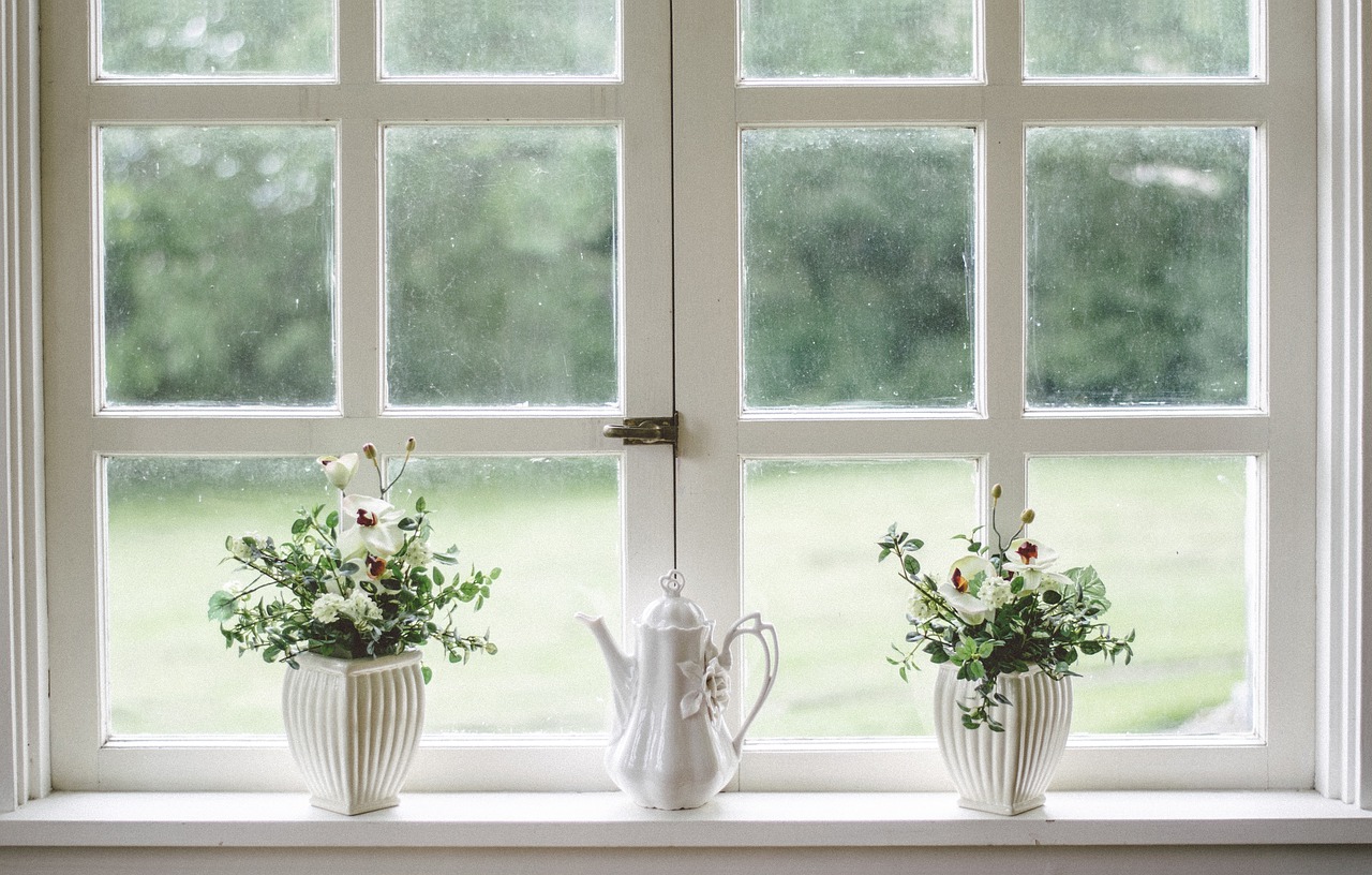 Handgemaakte bloemenlijst met levendige zomerbloemen. Handgemaakte bloemenlijst met levendige zomerbloemen.