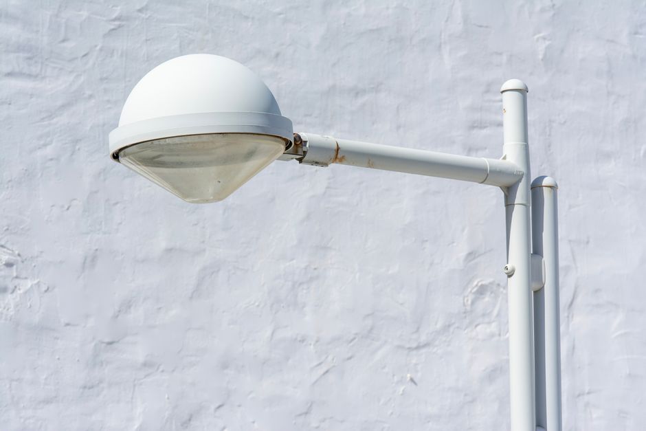 Solar-tuinlampen verlichten een groene tuin Solar-tuinlampen verlichten een groene tuin
