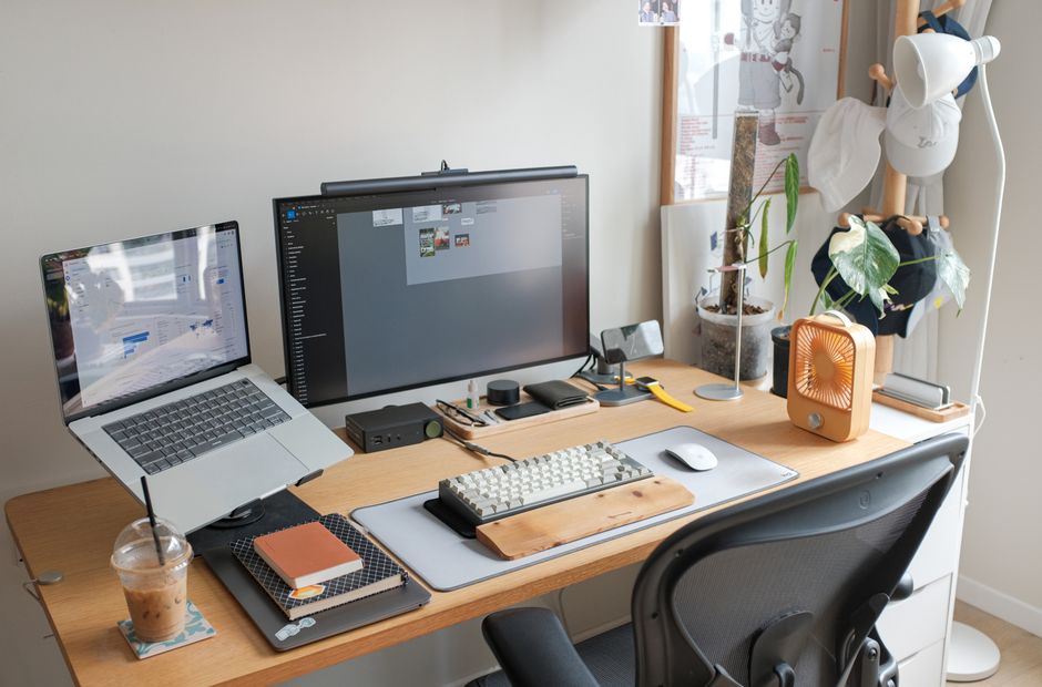 Slaapkamer met bureau en opbergkasten. Slaapkamer met bureau en opbergkasten.