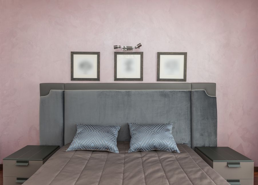 Keukeninterieur met glanzende metallic muurverfeffecten. Keukeninterieur met glanzende metallic muurverfeffecten.