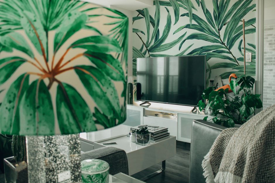 Tropische prints en kleuren in woonkamerstyling. Tropische prints en kleuren in woonkamerstyling.