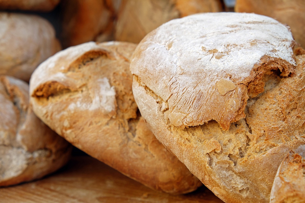 Vers knapperig zuurdesembrood uit de oven. Vers knapperig zuurdesembrood uit de oven.