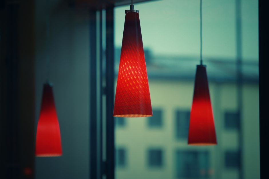 Verschillende kleuren lampen in sfeervolle opstelling. Verschillende kleuren lampen in sfeervolle opstelling.