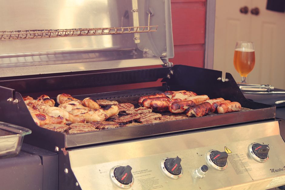 Zomerbarbecue setting met gezellige verlichting. Zomerbarbecue setting met gezellige verlichting.