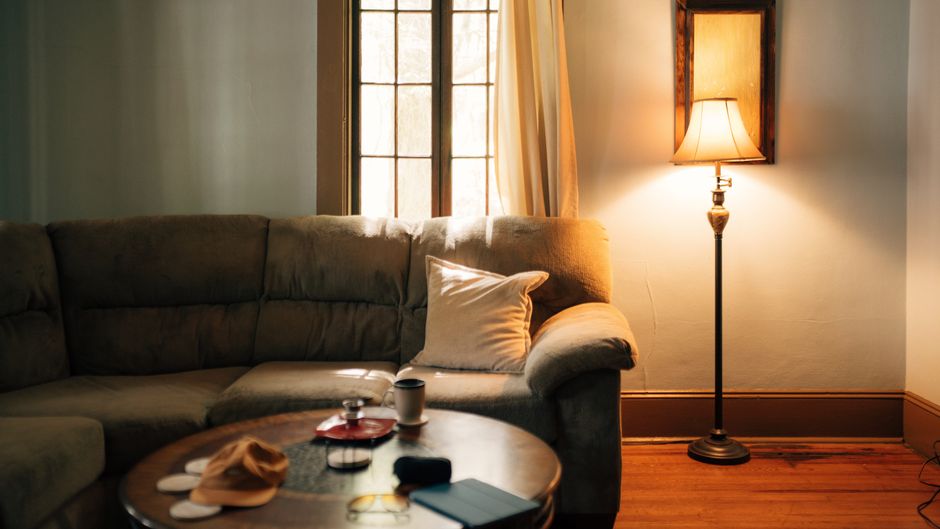 Daglichtlamp verlicht woonkamer met helder licht. Daglichtlamp verlicht woonkamer met helder licht.