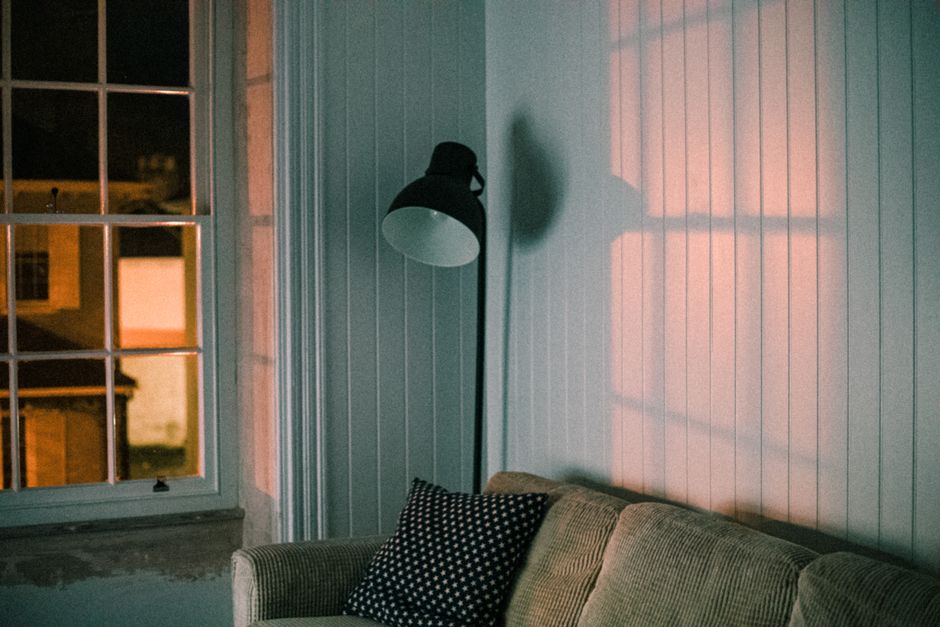 Modern interieur met daglichtlamp voor verbeterd humeur. Modern interieur met daglichtlamp voor verbeterd humeur.