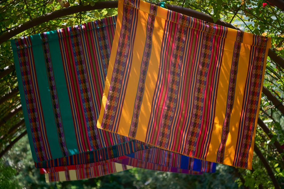 Zomers wandkleed met levendige texturen en kleuren. Zomers wandkleed met levendige texturen en kleuren.