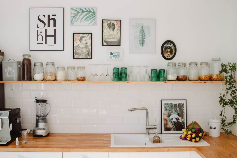 Moderne keuken met landelijke botanische muurprint Moderne keuken met landelijke botanische muurprint