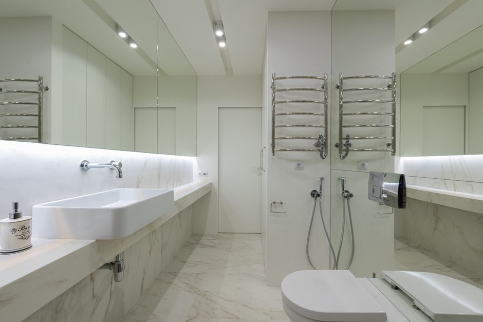 Witte badkamer met zwarte kranen en accessoires. Witte badkamer met zwarte kranen en accessoires.