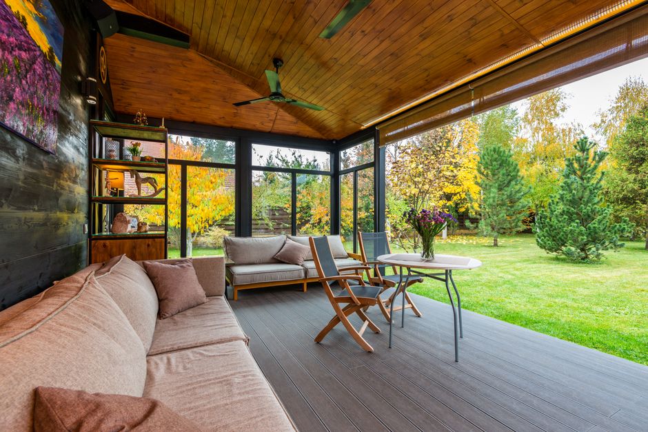 Hoekjes met comfortabele stoelen in herfstveranda.