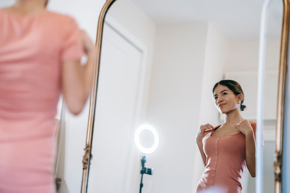 Spiegel herkent gebruiker en start gepersonaliseerde routine. Spiegel herkent gebruiker en start gepersonaliseerde routine.