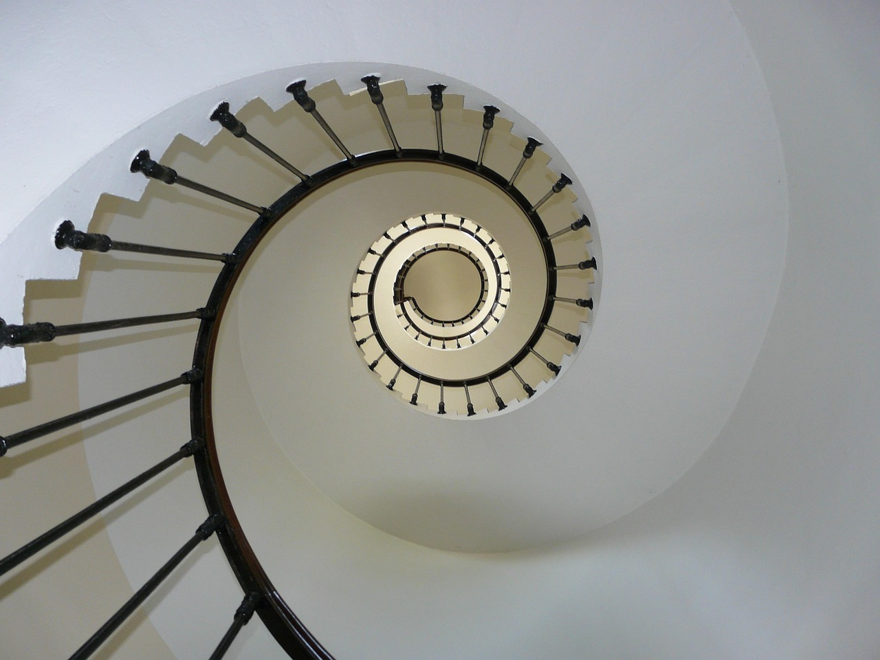 Strakke glazen balustrades bieden openheid.