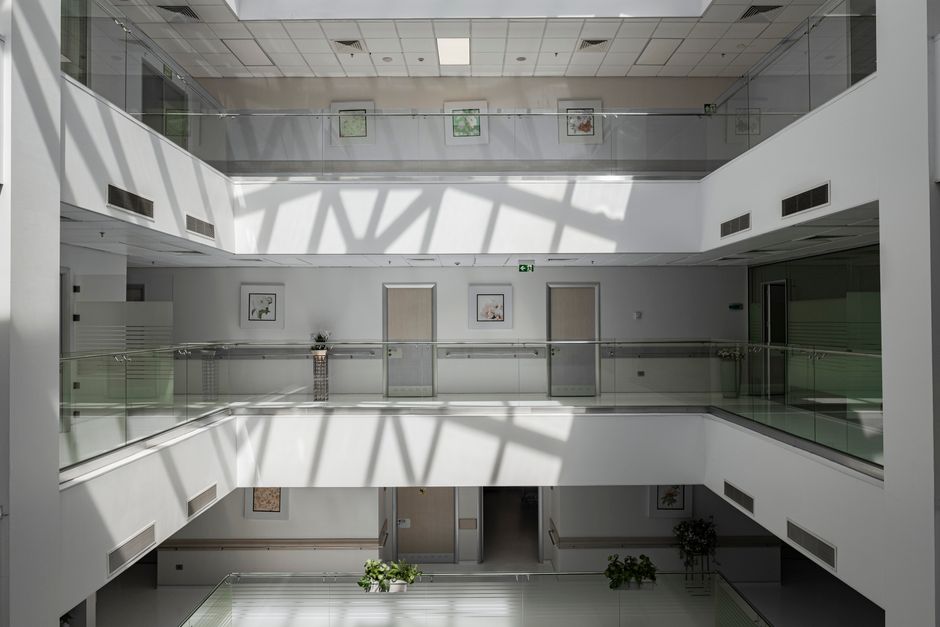 Gang moderniseren met glazen balustrades.