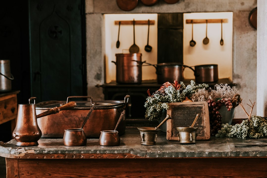 Vintage koperen theepot met herfstbladeren. Vintage koperen theepot met herfstbladeren.