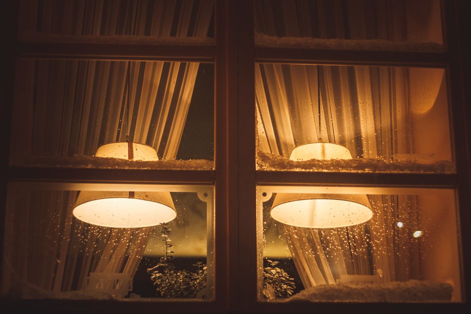 Sfeervolle kerstlichtjes in een gezellige woonkamer.