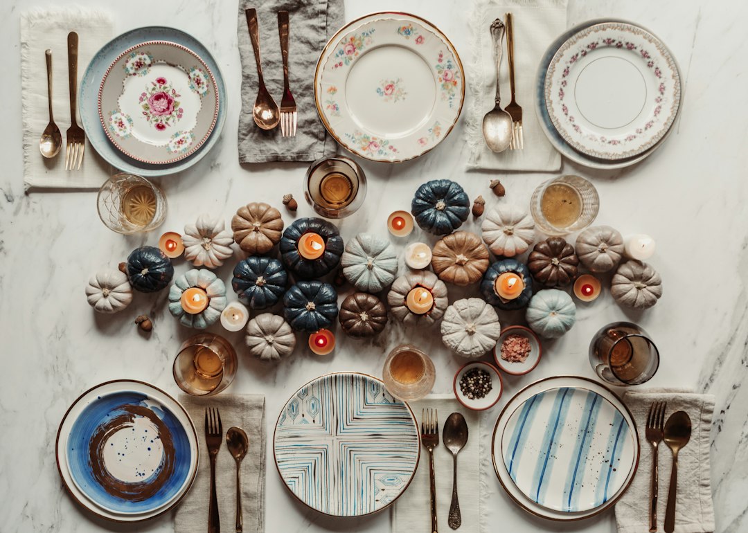 Herfst servies sets met levendige bladpatronen Herfst servies sets met levendige bladpatronen