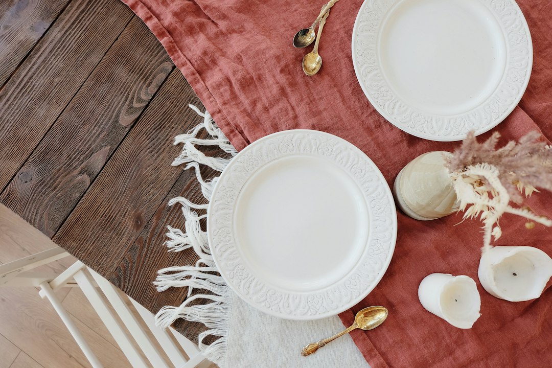 Kleurrijke borden en kopjes met herfstthema Kleurrijke borden en kopjes met herfstthema
